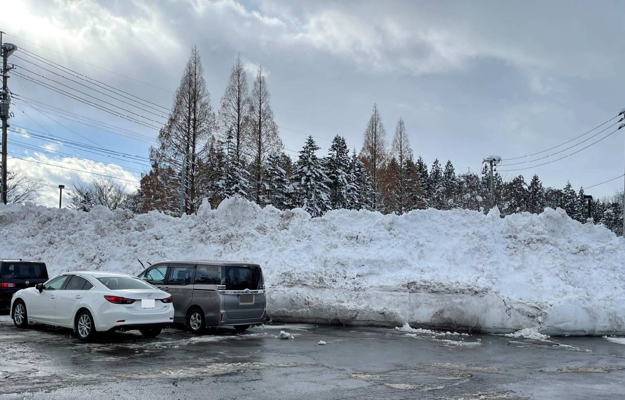 駐車場の雪山